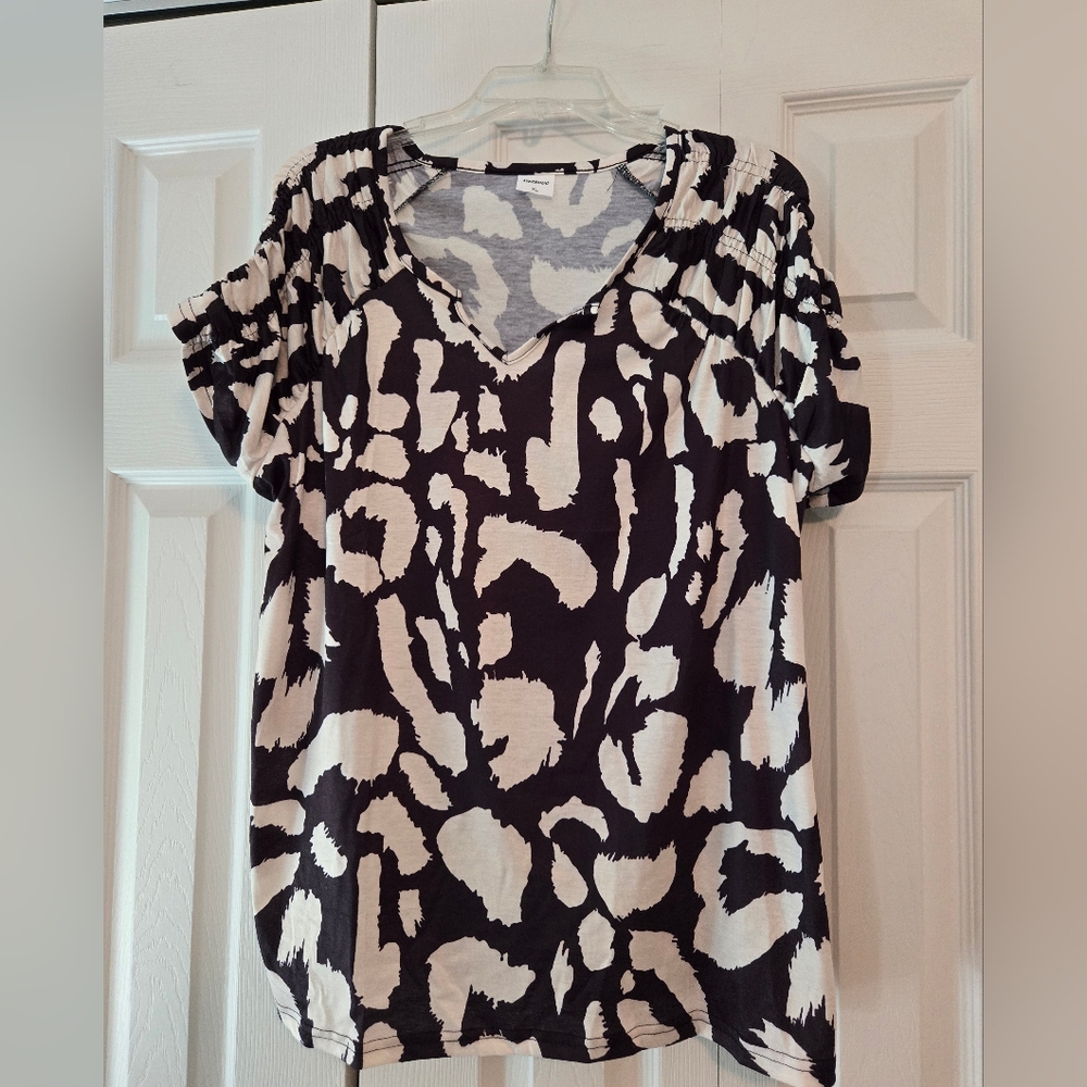 XIEERDUO Womens Summer Tops Casual V Neck T Shirts Short Sleeve Shirts Loose Fit